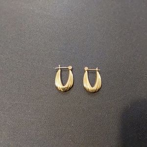 Girl  14kt  Hollow Ribbed  Earrings size Small